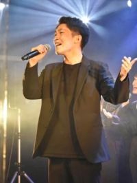 ライブステージで歌うボイストレーナー・谷口太一